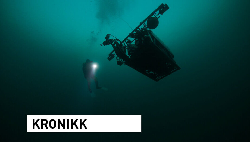 Forskere sjekker en Remotely Operated Vehicle (ROV) fra NTNUs AUR Lab før roboten blir sendt ut i den arktiske polarnatten.