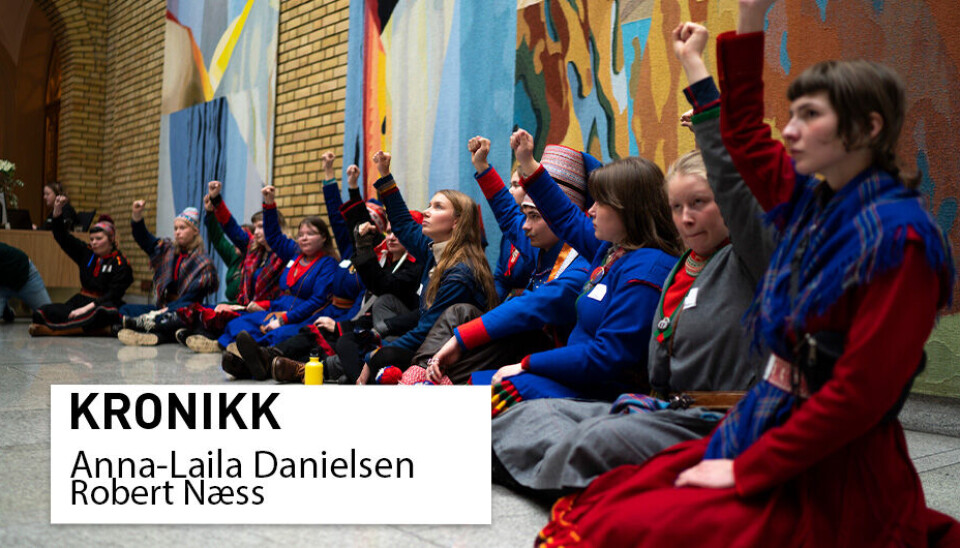 Tillitsforholdet mellom samiske samfunn og myndigheter har vært anstrengt over lang tid. Gjennom en fornyet dialog og samarbeid kan vi håpe å finne bærekraftige løsninger som beskytter både naturen og kulturen for kommende generasjoner, skriver kronikkforfatterne. Bildet er hentet fra en demonstrasjon på Stortinget, mot vindturbinene på Fosen.