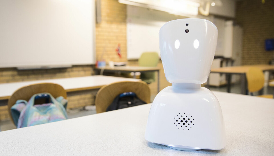 Kommunikasjonsroboten AV1 er en robot som overfører lyd og bilde mellom skolen og unge som må være hjemme fra skolen på grunn av sykdom. Et overraskende funn er at denne teknologien fungerer både godt og dårlig som et sosialt verktøy for ungdommer som minner mye om hverandre, ifølge artikkelforfatterne.