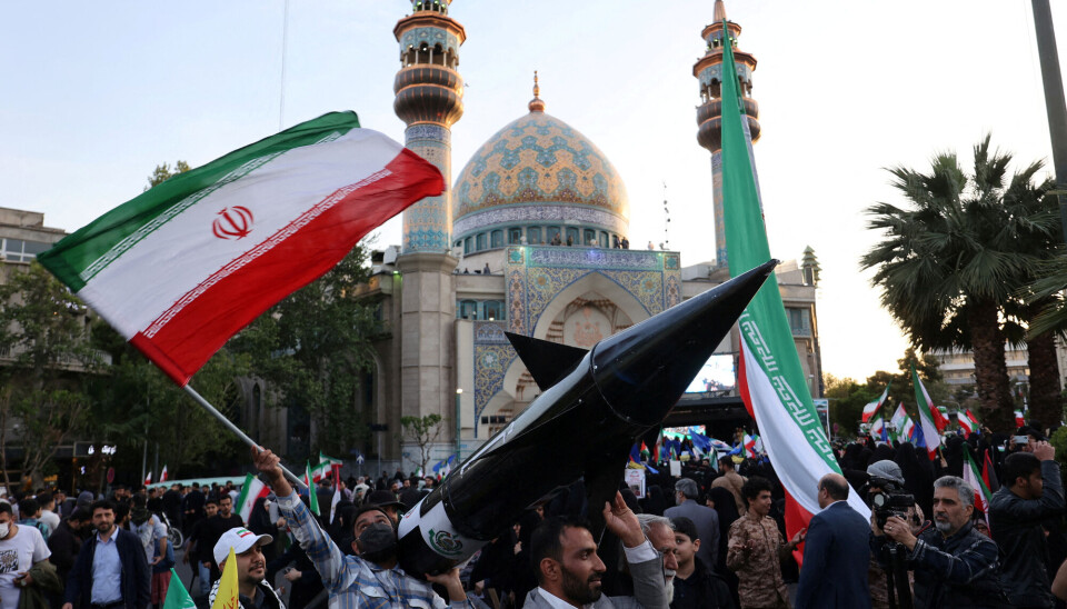 Iranere i Teheran feirer angrepet på Israel 15. april med en modell av et missil.