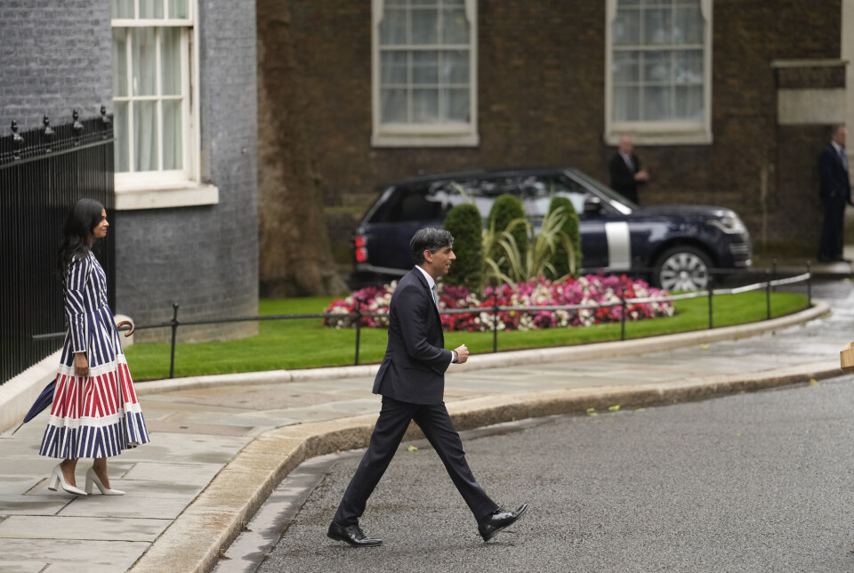 De konservatives leder Rishi Sunak måtte innse valgnederlaget 4. juli og fratre statsministerposten i Storbritannia. Bak ham på bildet står hans kone, Akshata Murty.