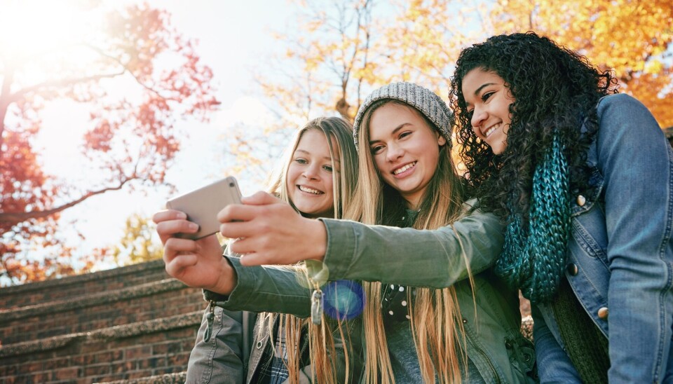 Gjennom telefoner med algoritmer bakt inn i gratis SoMe-apper har de store internasjonale teknologiselskapene ukritisk og uregulert fått tilgang til unge menneskers hjerne under utvikling, skriver kronikkforfatterne.