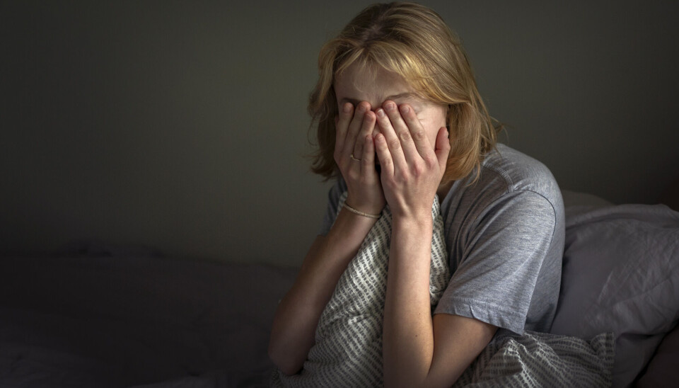Hvis du har brukket foten, så skjønner alle at du ikke kan fortsette å løpe maraton. Så enkelt kan vi forstå hvile ved utbrenthet, skriver innsenderen. Kvinne i senga holder seg for ansiktet.