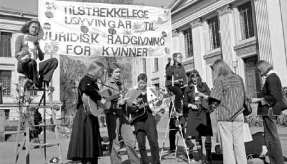 Initiativet til å starte Fri rettshjelp for kvinner, i dag JURK, ble tatt av en gruppe studenter og lærere i Kvinnesaksgruppa på Det juridiske fakultet i Oslo i 1974. Bildet viser en av aksjonene for samle inn penger til driften.
