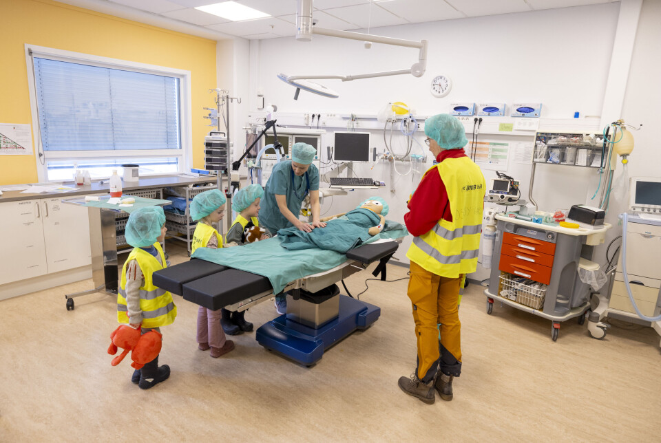 Helsepersonell kan føle seg klønete og usikre på hvordan de skal snakke med barn om alvorlige ting. På Bamsesykehus ved Institutt for helsevitenskap ved NTNU i Gjøvik trener studenter og barn sammen.