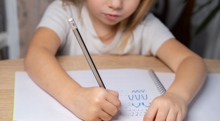 Lærer man mye bedre av å skrive for hånd enn på et tastatur?