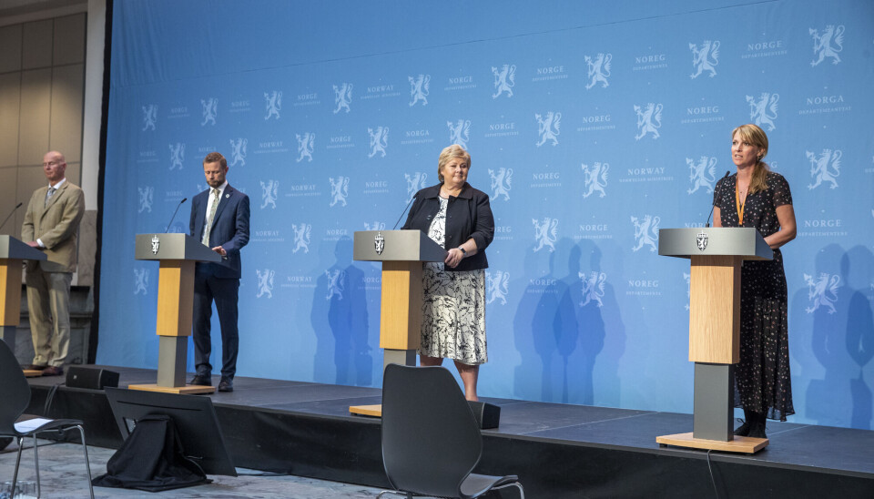 De daglige pressekonferansene under koronapandemien viste ofte politikere og helseeksperter som sto skulder ved skulder, og representerte en samlet front mot pandemien, skriver kronikkforfatterne.