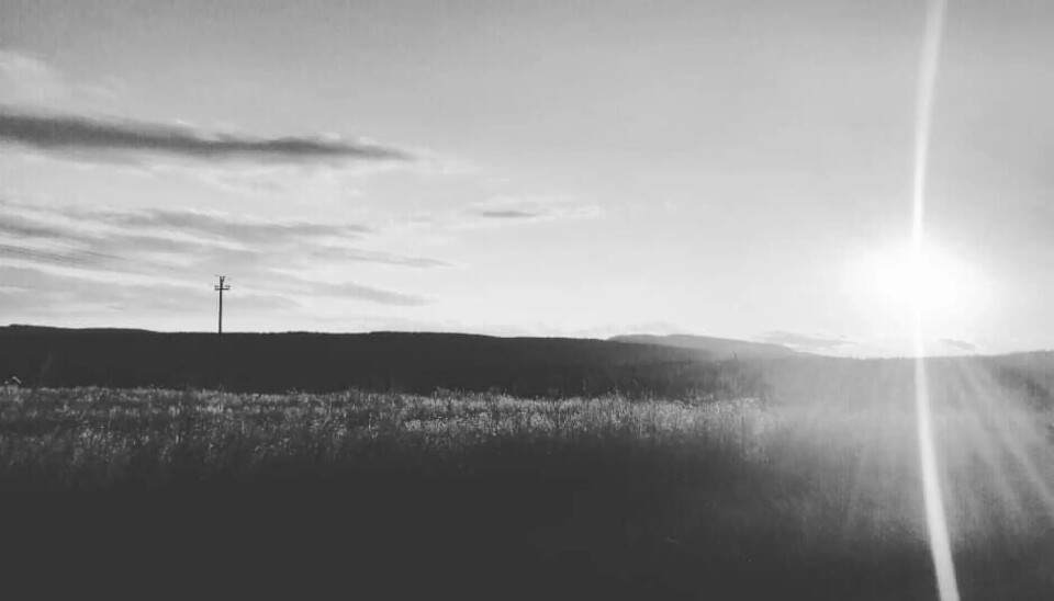 I små, teknisk sett enkle samfunn er tiden helt konkret, den består ikke av annet enn erfart liv. Derfor heter det ikke klokken to eller fire, men «ved hanegal», «ved melketid», «etter kveldsmaten», eller «når det er blitt mørkt».