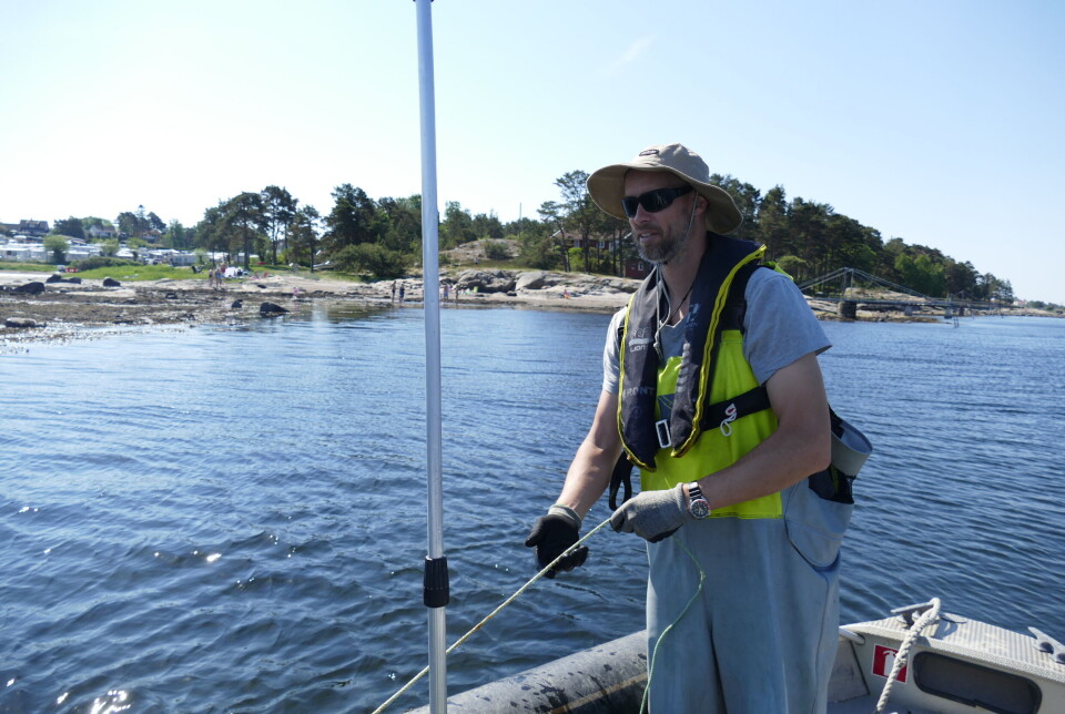 Forsker Even Moland trekker en ruse ved Saltnes i forbindelse med feltarbeid i Oslofjorden.