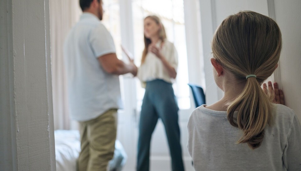 I Sverige blir barn som kan ta skade av nær kontakt med begge foreldre ivaretatt av den svenske barneloven. I Norge finnes ikke et tilsvarende kunnskapsgrunnlag fra tingrettene, skriver kronikkforfatteren.