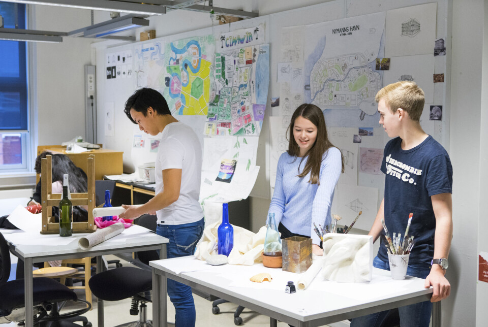 OSLO 20161020Elever på videregående skole. Tenåringer.Elever i klasserom. Undervisning i tegning, form og farge. Satt opp stilleben.Foto: Thomas Brun / NTBNB! MODELLKLARERT