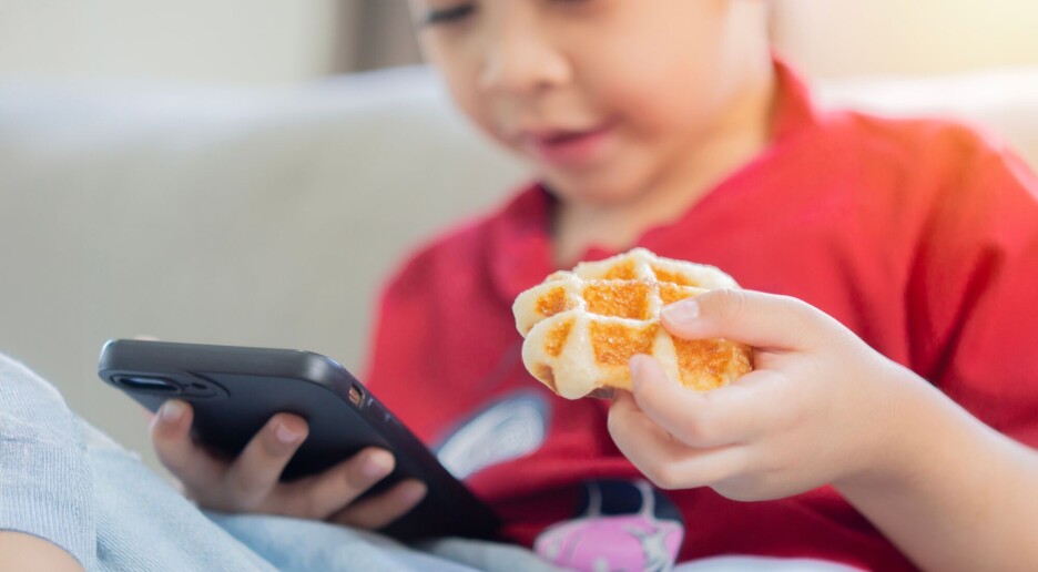 Med skjermen til bords: Nesten alle unge scroller mens de spiser