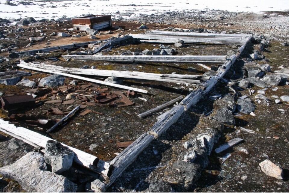 Nedbrutt treverk kollapser om man tråkker på det. Fredete kulturminnet i Virgohamna nordvest på Spitsbergen.