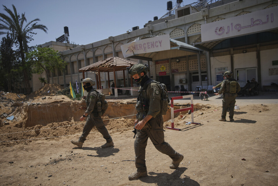 Vi ser det som vår oppgave å utforske og belyse det problematiske ved å fremstille Israel som genuint ondskapsfullt og illegitimt, spesielt når det blandes med Holocaust-minnet, skriver innsenderne. Bildet viser israelske soldater ved et sykehus i Gaza Israelske soldater utenfor et sykehus i Khan Younis i Gaza.
