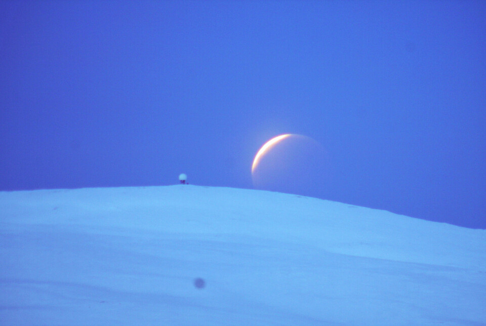 Delvis måneformørkelsen over Kjølen i Tromsø i 2010. Den buede formen på skyggen fra jorda er et av de tidligste bevisene på at jorda er rund, noe oldtidens kulturfolk la merke til allerede før begynnelsen av vår tidsregning.