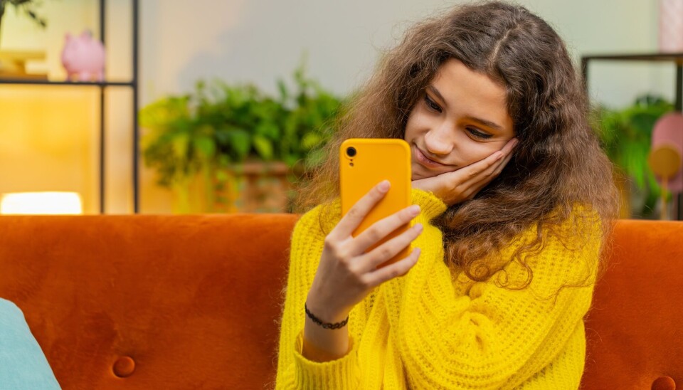 Unge bruker ikke bare skjermen til sosiale medier og endeløs «scrolling». Ungdommen bruker også skjermen for å kommunisere og være sosiale, skriver kronikkforfatteren.