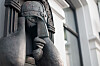 Skulptur av Harald Hårfagre i metall på husvegg i bymiljø