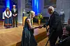 Kong Harald hilser på Johanna Olweus under utdelingen av Kreftforskningsprisen i Universitetets aula.