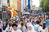 Mange mennesker går i Karl Johans gate i Oslo en varm sommerkveld.