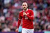 Christian Eriksen på banen i rød Danmark-drakt.