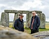 Bildet av Phil Harding med langt grått hår og en hatt på hodet, og Matt Leivers med grått hår og briller. Begge har blå jakker og står foran deler av Stonehenge. Himmelen bak er grå.