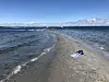 En svært tynn sandøy stikker opp av havet.