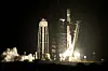 SpaceX Falcon 9 skytes opp om natten med flammer og røyk ved oppskytningsrampen.