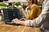 Student skriver på en laptop med en AI-studieassistent åpen på skjermen.