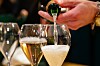 Bilde av stettglass som fylles med champagne.