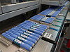 Blå Ozempic-penner på et transportbånd ved Novo Nordisks produksjonsanlegg.