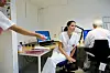 Sykepleiere skriver rapport ved datamaskiner på Radiumhospitalet i Oslo.