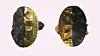 To bilder av en oval ring med en side av gull, dekorert med inngravert mønster, og en mørk, forvitret side.