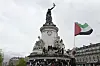 Demonstranter og flagg ved monumentet på Republikkplassen i Paris under en Gaza-protest.